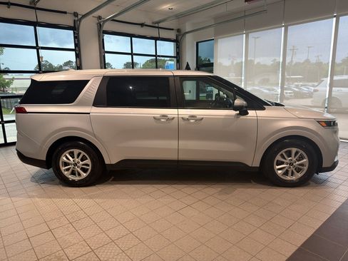 Used 2023 Kia Carnival LX FWD image 6
