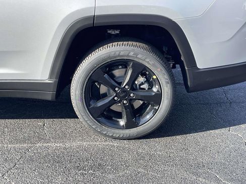 New 2025 Jeep Grand Cherokee L Altitude image 35