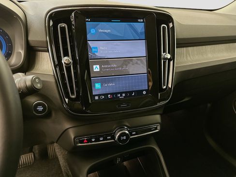 Used 2025 Volvo XC40 B5 Core image 25