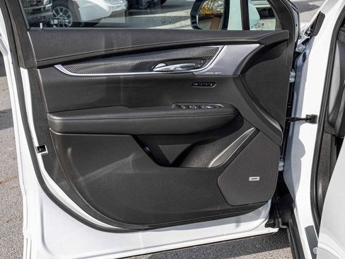 Used 2025 Cadillac XT6 Sport image 11