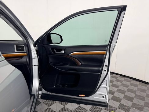 Used 2017 Toyota Highlander Limited w/ Carpet Mat Package FWD image 35