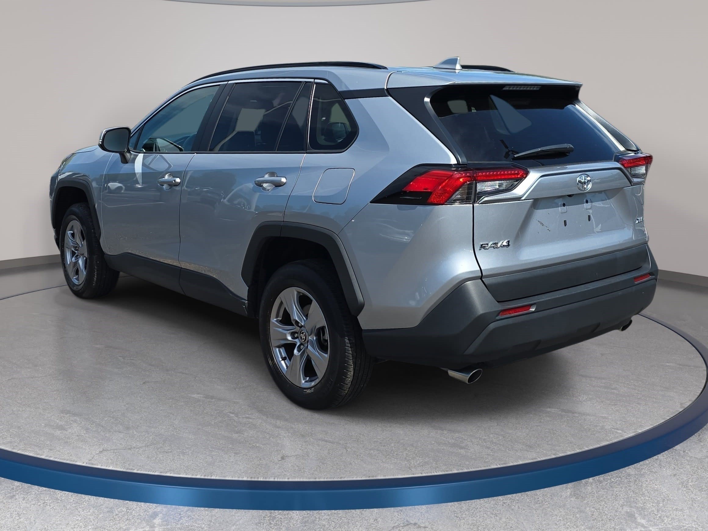 Used 2025 Toyota RAV4 XLE FWD image 7