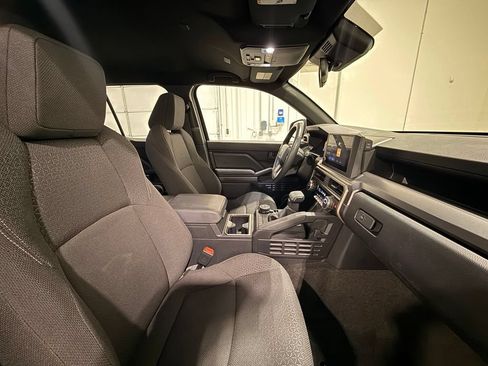 Used 2025 Toyota 4Runner SR5 AWD/4WD image 31