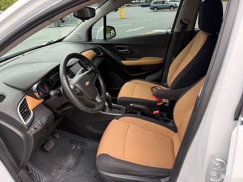 Used 2019 Chevrolet Trax LT FWD image 10