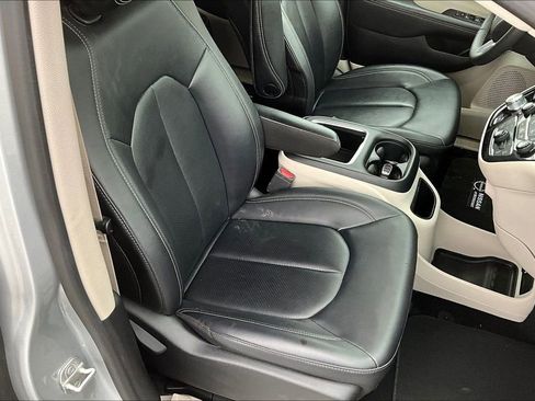 Used 2024 Chrysler Pacifica Touring-L FWD image 5