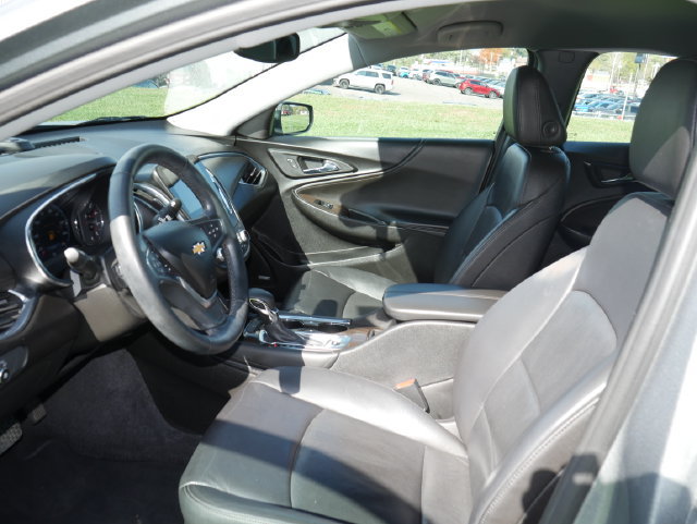Used 2023 Chevrolet Malibu LT FWD image 2