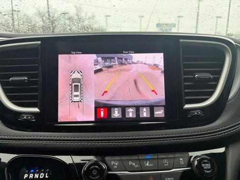 Used 2023 Chrysler Pacifica Touring-L w/ S Appearance Package image 3