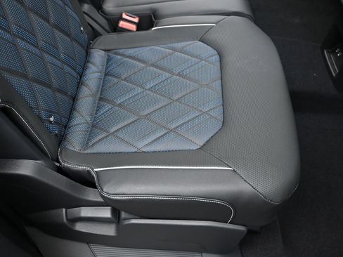 Used 2025 Volkswagen Atlas Cross Sport SEL Premium R-Line image 15