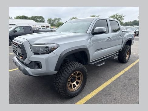Used 2019 Toyota Tacoma TRD Off-Road AWD/4WD image 1