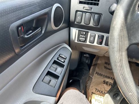 Used 2015 Toyota Tacoma PreRunner w/ SR5 Package RWD image 18