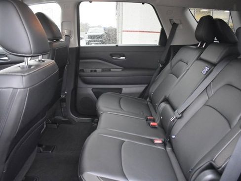 Used 2024 Nissan Pathfinder SL w/ Lighting Package (N92) image 15