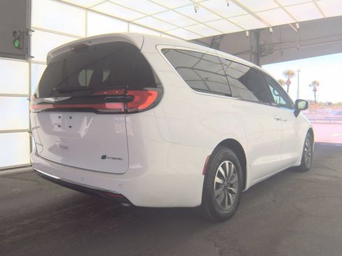 Used 2023 Chrysler Pacifica Touring-L FWD image 7