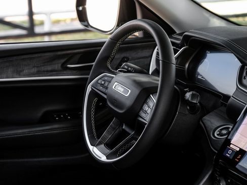 Used 2023 Jeep Grand Cherokee L Limited image 25