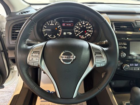 Used 2015 Nissan Altima 2.5 SV w/ Convenience Package FWD image 11