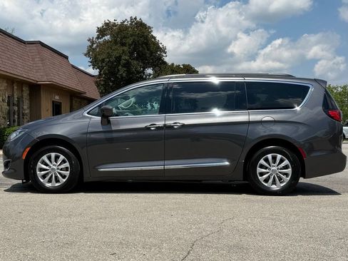 Used 2017 Chrysler Pacifica Touring-L w/ 13 Speaker Alpine Sound Group FWD image 2