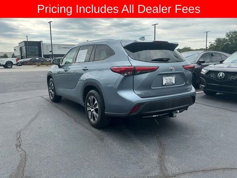 Used 2020 Toyota Highlander XLE FWD image 3