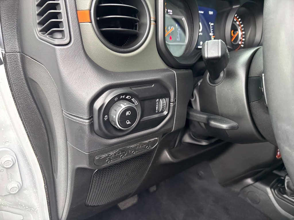 Used 2025 Jeep Gladiator Mojave AWD/4WD image 6