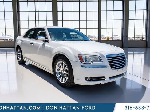 Used 2014 Chrysler 300 C RWD image 37