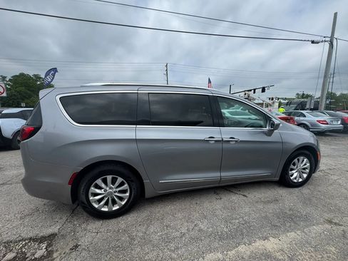 Used 2019 Chrysler Pacifica Touring-L FWD image 7