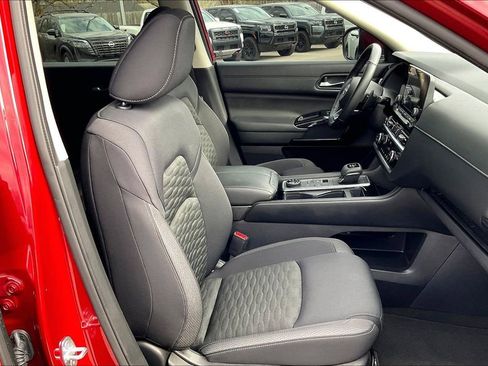 Used 2022 Nissan Pathfinder SV image 10