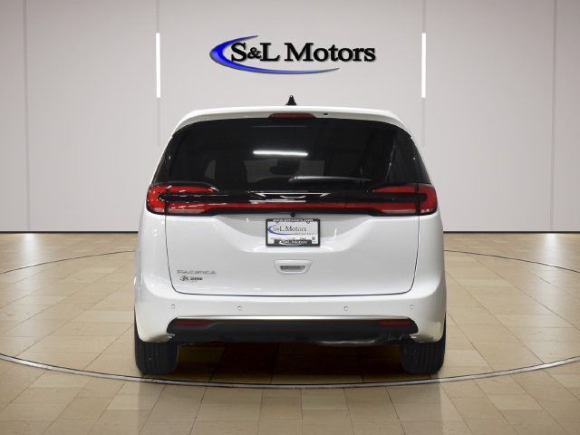 New 2027 Chrysler Pacifica Select FWD image 7