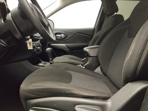 Used 2019 Jeep Cherokee Latitude w/ Popular Appearance Group FWD image 17
