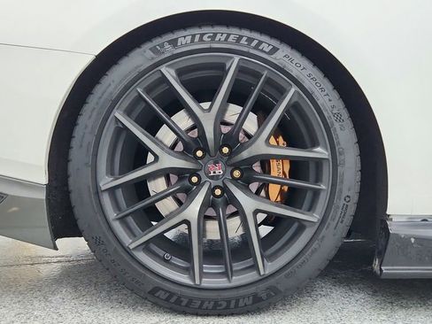 Used 2017 Nissan GT-R Premium w/ Premium Interior Package image 32