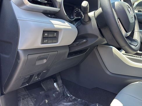 Used 2025 Toyota Highlander XLE AWD/4WD image 34