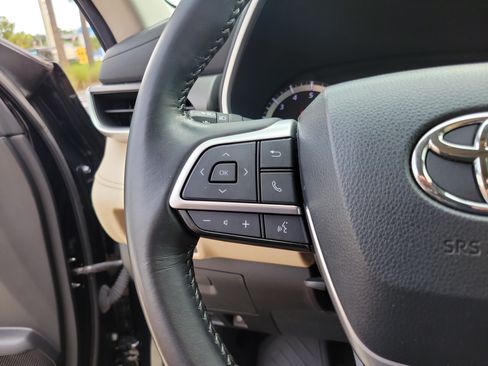 Used 2023 Toyota Highlander XLE FWD image 17