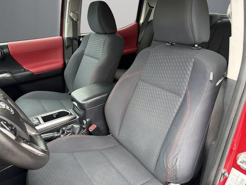 Used 2021 Toyota Tacoma SR5 AWD/4WD image 11