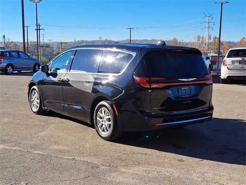 Used 2024 Chrysler Pacifica Touring-L image 3