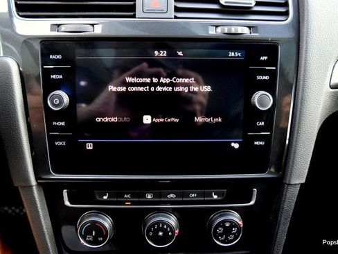 Used 2018 Volkswagen Golf SE image 17