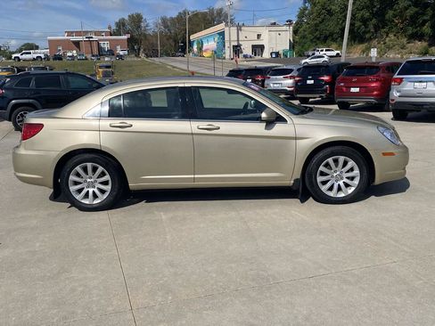 Used 2010 Chrysler Sebring Limited FWD image 5