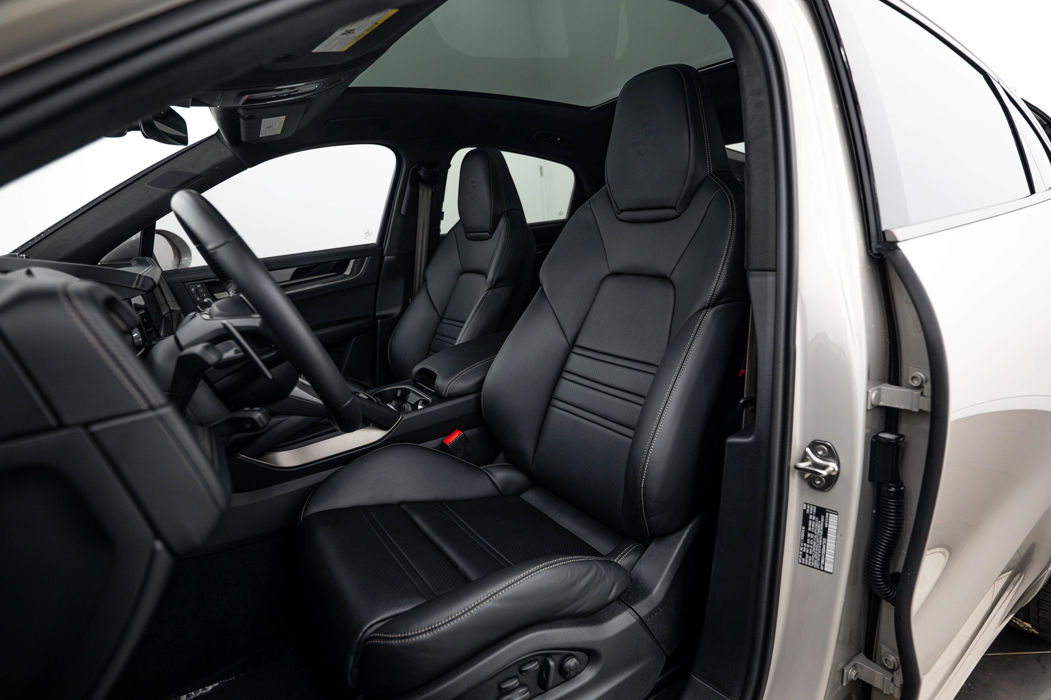 Certified 2025 Porsche Cayenne Turbo AWD/4WD image 5