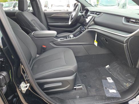 New 2025 Jeep Grand Cherokee Laredo w/ Luxury Tech Group I image 7