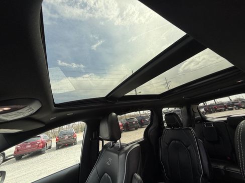 Used 2018 Chrysler Pacifica Limited w/ Advanced Safetytec Group image 24