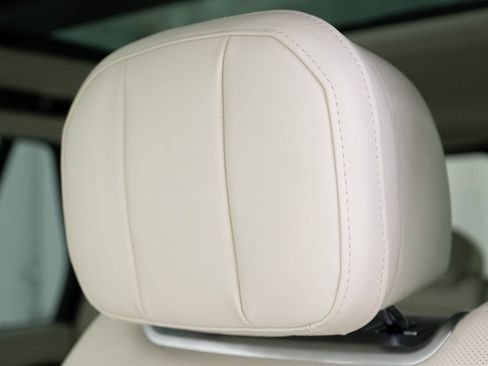 Used 2025 Land Rover Range Rover SE image 17