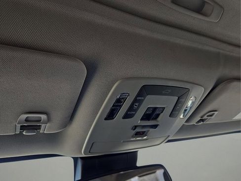 Used 2025 Toyota Sienna XLE image 27