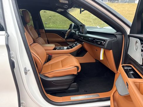 Certified 2023 Lincoln Aviator Black Label w/ Dynamic Handling Package AWD/4WD image 31