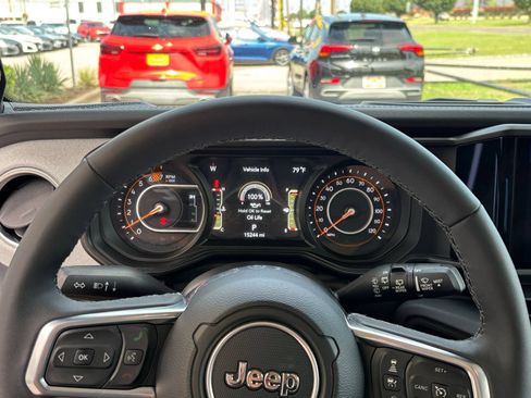 Used 2025 Jeep Wrangler Unlimited Sahara AWD/4WD image 50