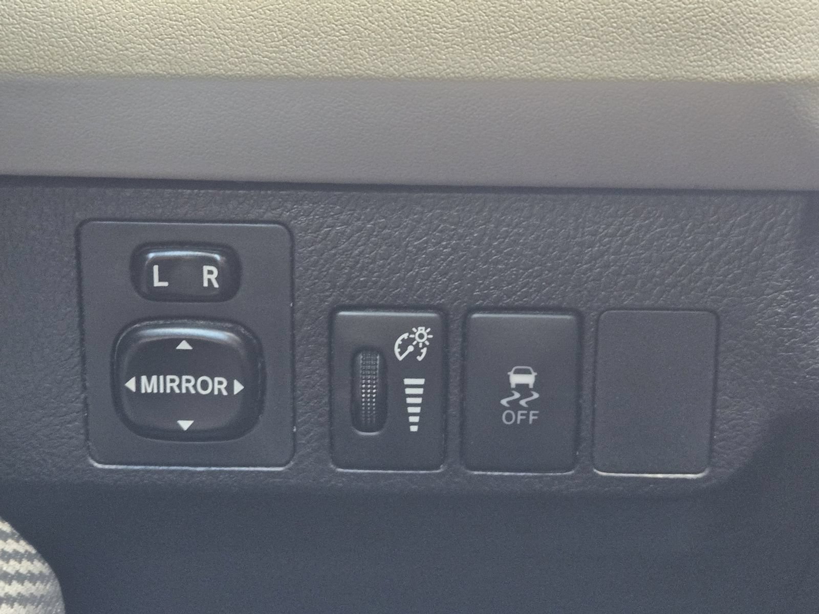 Used 2015 Toyota RAV4 LE AWD/4WD image 21