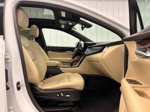Used 2017 Cadillac XT5 Luxury w/ Driver Awareness Package AWD/4WD image 11