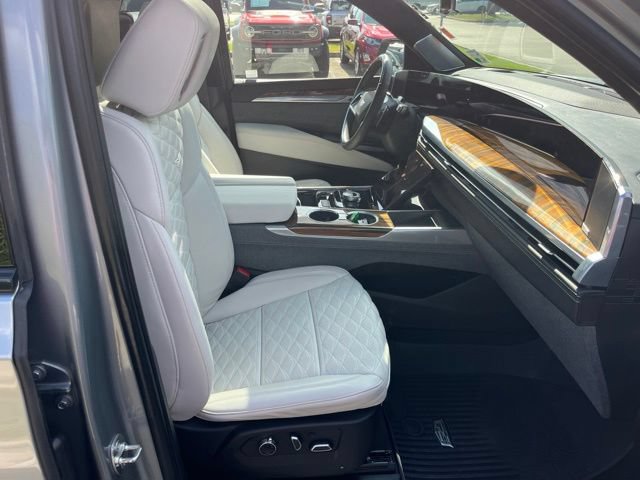 Used 2025 Cadillac Escalade ESV Sport Platinum w/ LPO, Floor Liner Package AWD/4WD image 46