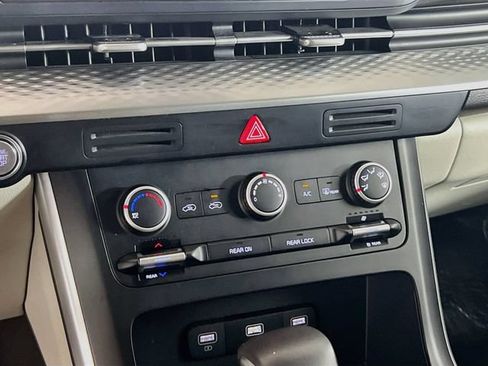 Used 2024 Kia Carnival LX FWD image 11