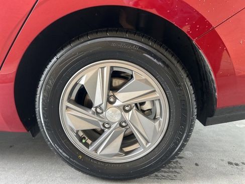 Certified 2025 Hyundai Elantra SE image 33