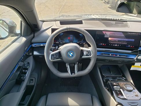 New 2026 BMW 550e xDrive w/ Premium Package AWD/4WD image 9