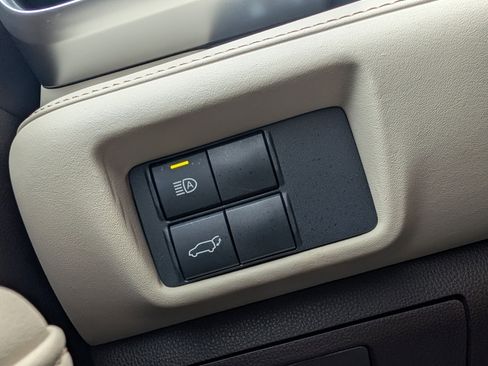 Used 2021 Toyota Highlander XLE image 27