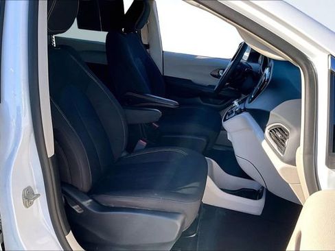 Used 2024 Chrysler Voyager LX image 29