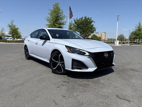Used 2024 Nissan Altima 2.5 SR image 2