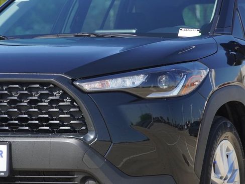 Used 2025 Toyota Corolla Cross LE image 5